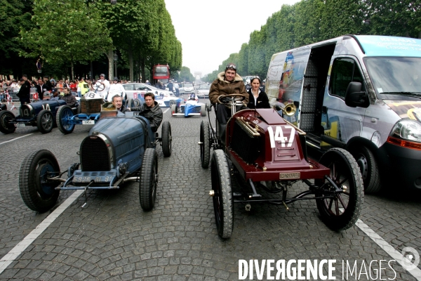 Des voitures de Grand Prix sur les Champs Elysées à Paris.