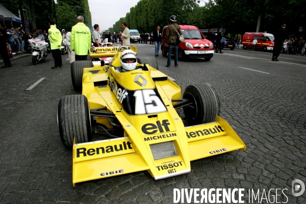 Des voitures de Grand Prix sur les Champs Elysées à Paris.