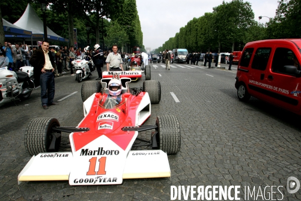 Des voitures de Grand Prix sur les Champs Elysées à Paris.