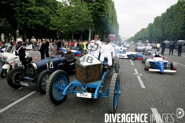 Des voitures de Grand Prix sur les Champs Elysées à Paris.
