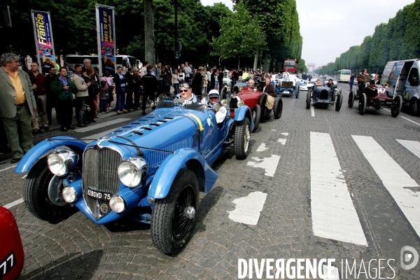 Des voitures de Grand Prix sur les Champs Elysées à Paris.