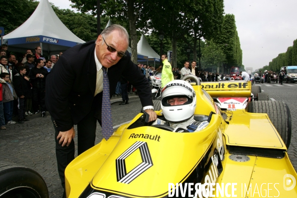 Des voitures de Grand Prix sur les Champs Elysées à Paris.