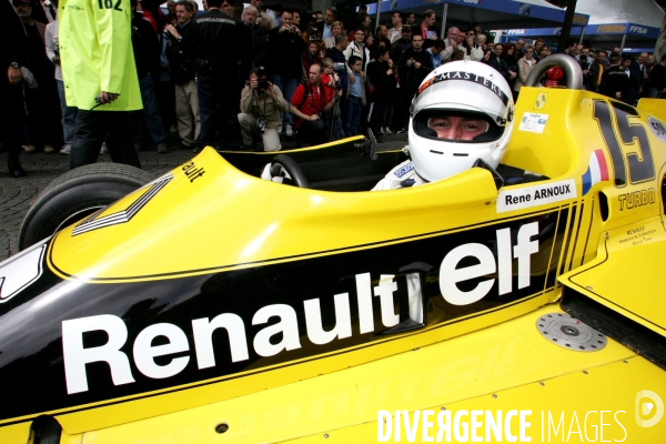 Des voitures de Grand Prix sur les Champs Elysées à Paris.