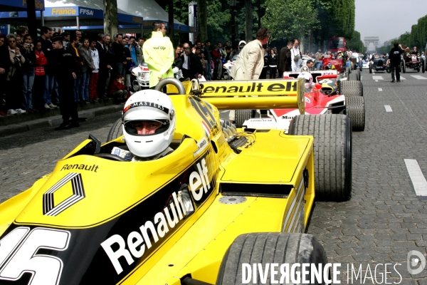 Des voitures de Grand Prix sur les Champs Elysées à Paris.