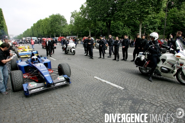 Des voitures de Grand Prix sur les Champs Elysées à Paris.