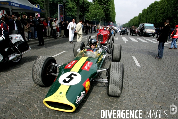 Des voitures de Grand Prix sur les Champs Elysées à Paris.