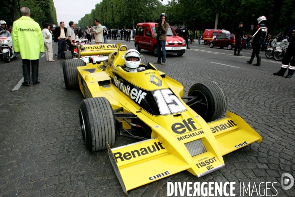 Des voitures de Grand Prix sur les Champs Elysées à Paris.