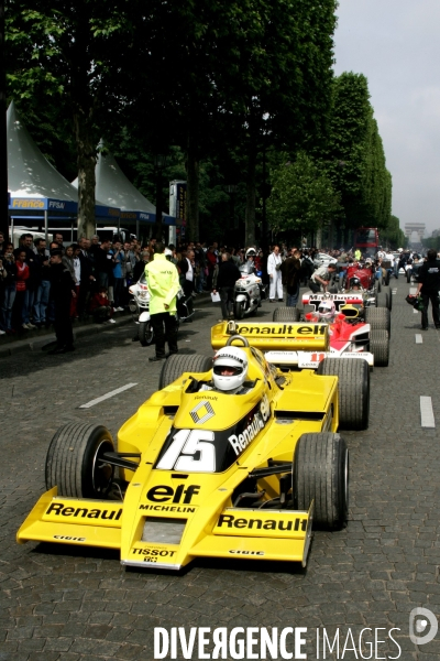 Des voitures de Grand Prix sur les Champs Elysées à Paris.