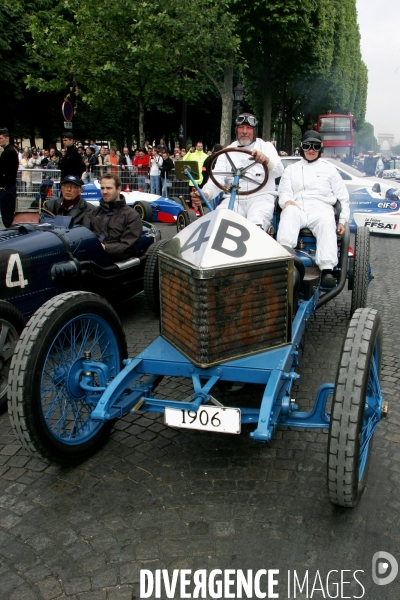 Des voitures de Grand Prix sur les Champs Elysées à Paris.