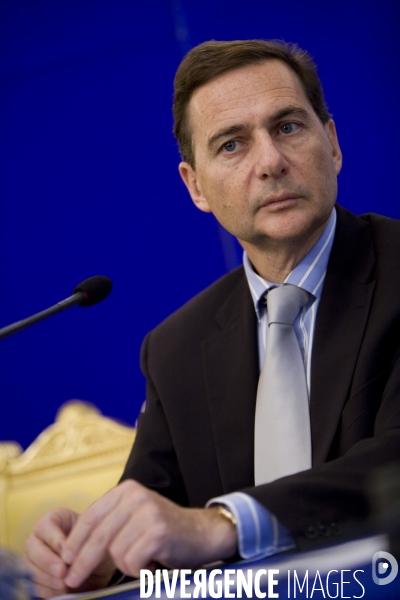 Eric BESSON, Ministre de l Immigration, de l intégration, de l identité nationale et du développement solidaire présente la création de l allocation financière  Parcours de réussite professionnelle , le PARP.