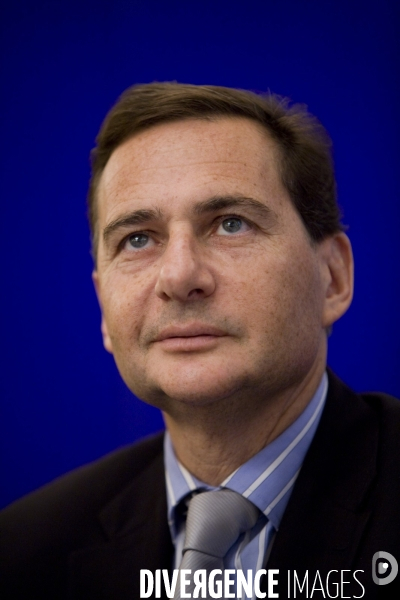 Eric BESSON, Ministre de l Immigration, de l intégration, de l identité nationale et du développement solidaire présente la création de l allocation financière  Parcours de réussite professionnelle , le PARP.