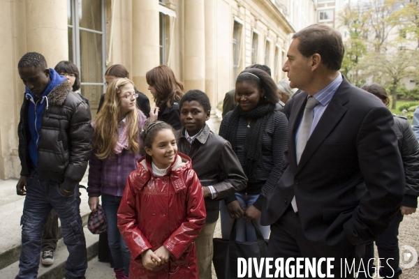 Eric BESSON, Ministre de l Immigration, de l intégration, de l identité nationale et du développement solidaire présente la création de l allocation financière  Parcours de réussite professionnelle , le PARP.