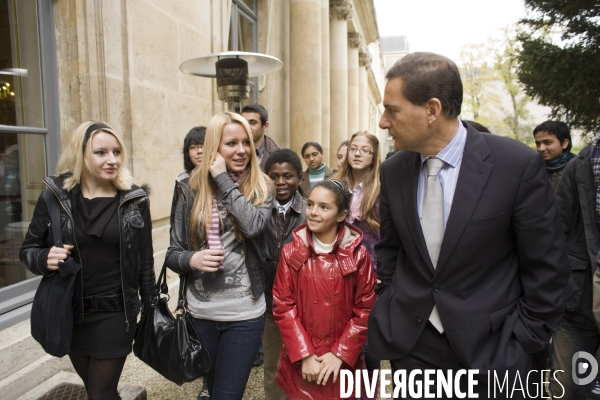 Eric BESSON, Ministre de l Immigration, de l intégration, de l identité nationale et du développement solidaire présente la création de l allocation financière  Parcours de réussite professionnelle , le PARP.