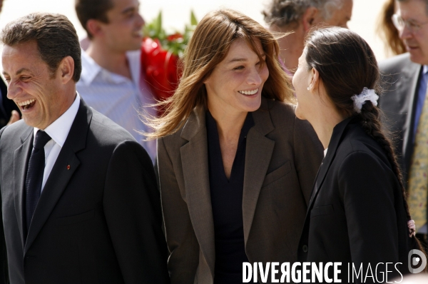 L ex otage franco colombienne Ingrid Betancourt et ses enfants sont accueillis par le President Nicolas Sarkozy et son epouse Carla a l aeroport de Villacoublay
