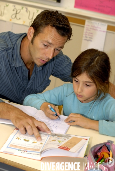 Ecole primaire : enfant en classe CE1 à CE2. School pupil in class