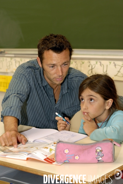 Ecole primaire : enfant en classe CE1 à CE2. School pupil in class