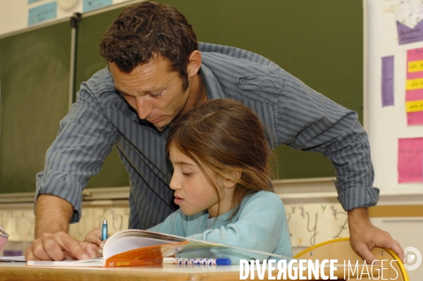 Ecole primaire : enfant en classe CE1 à CE2. School pupil in class