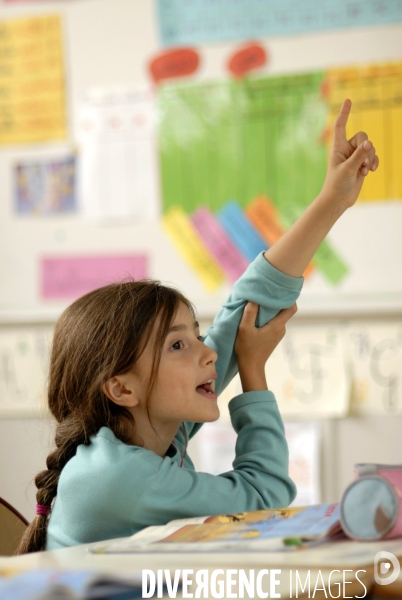 Ecole primaire : enfant en classe CE1 à CE2. School pupil in class