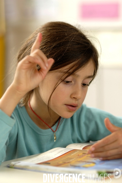 Ecole primaire : enfant en classe CE1 à CE2. School pupil in class