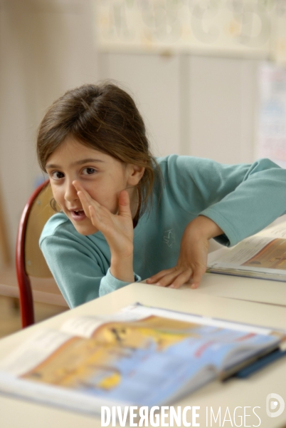 Ecole primaire : enfant en classe CE1 à CE2. School pupil in class