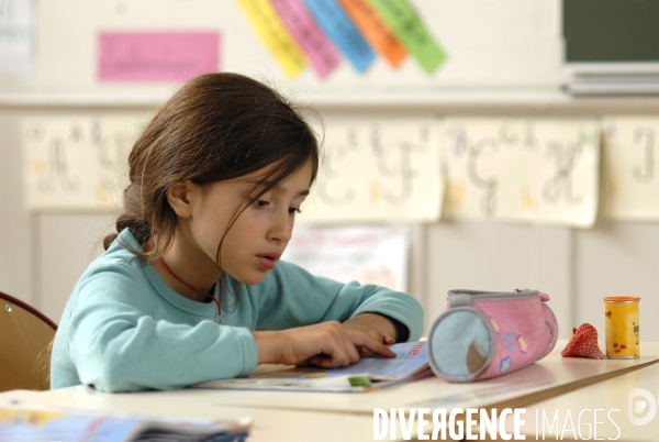 Ecole primaire : enfant en classe CE1 à CE2. School pupil in class
