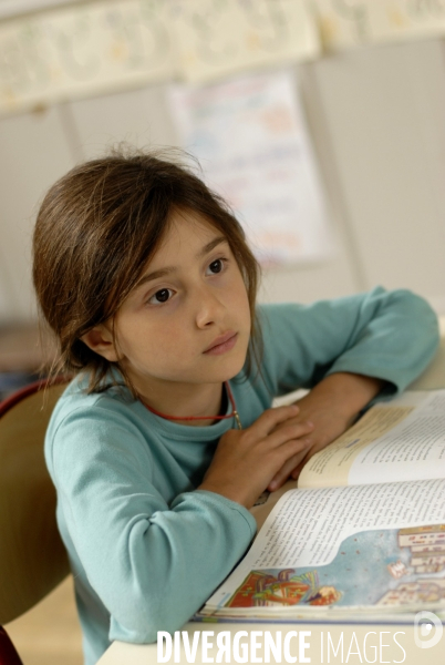 Ecole primaire : enfant en classe CE1 à CE2. School pupil in class