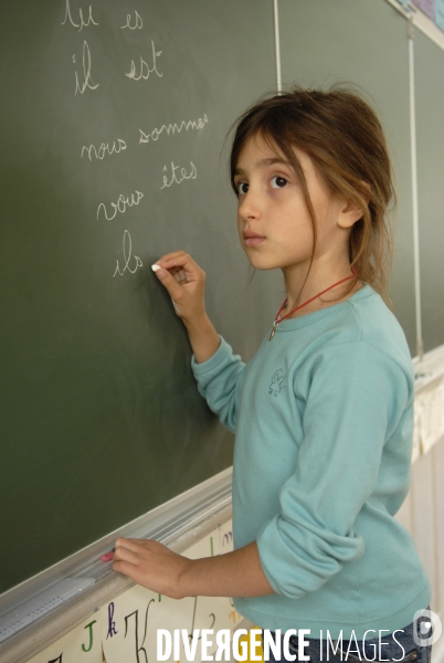 Ecole primaire : enfant en classe CE1 à CE2. School pupil in class