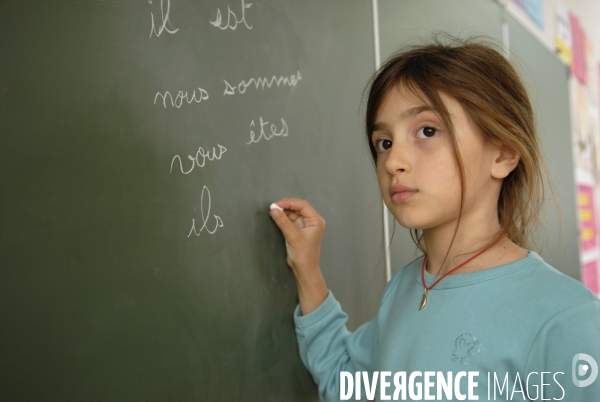 Ecole primaire : enfant en classe CE1 à CE2. School pupil in class