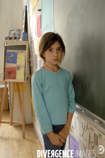 Ecole primaire : enfant en classe CE1 à CE2. School pupil in class