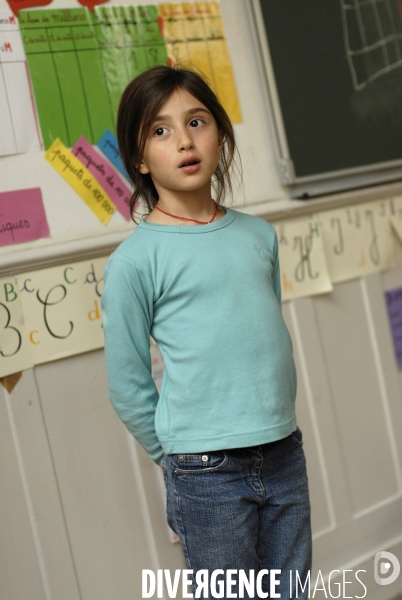 Ecole primaire : enfant en classe CE1 à CE2. School pupil in class
