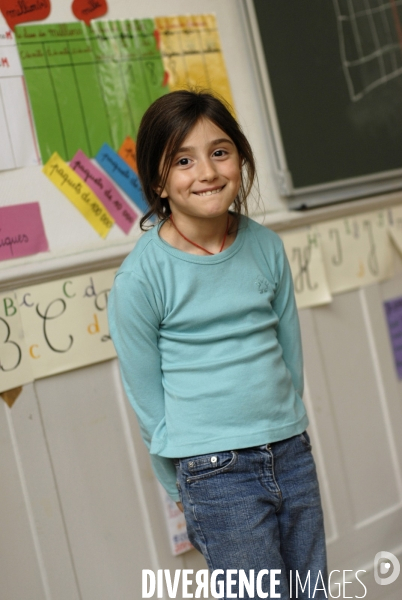 Ecole primaire : enfant en classe CE1 à CE2. School pupil in class