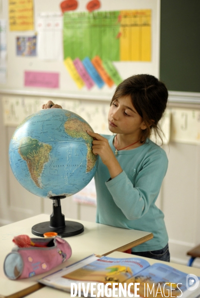 Ecole primaire : enfant en classe CE1 à CE2. School pupil in class