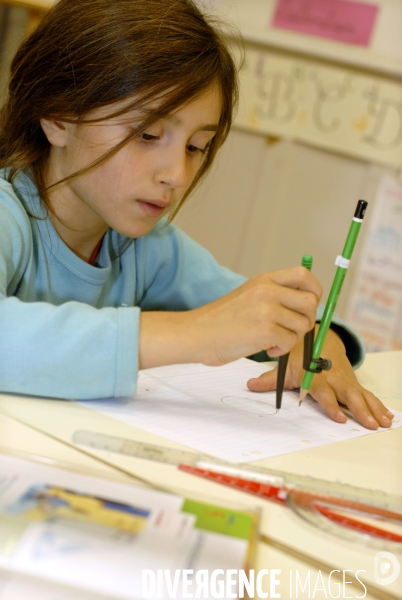 Ecole primaire : enfant en classe CE1 à CE2. School pupil in class