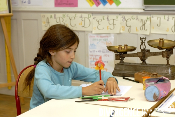 Ecole primaire : enfant en classe CE1 à CE2. School pupil in class