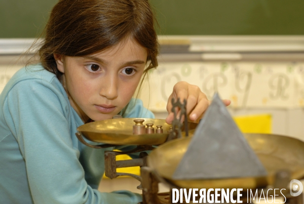 Ecole primaire : enfant en classe CE1 à CE2. School pupil in class