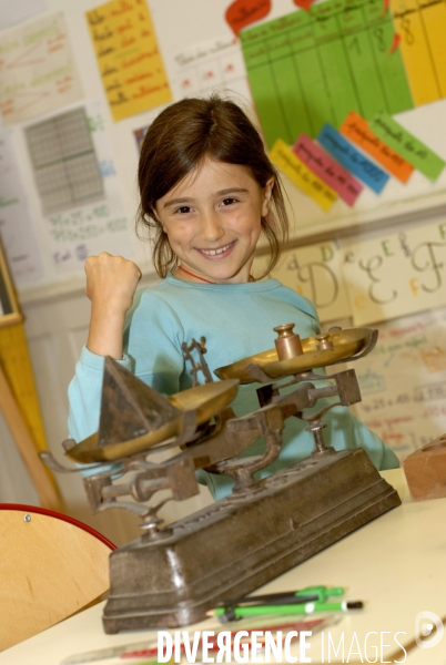 Ecole primaire : enfant en classe CE1 à CE2. School pupil in class