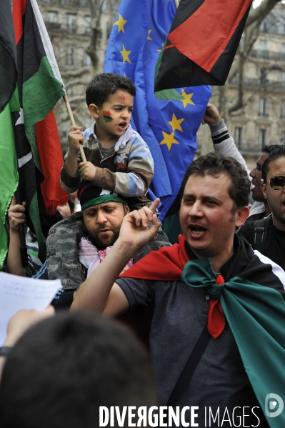 Manifestation de libyens en soutien aux leurs au pays.