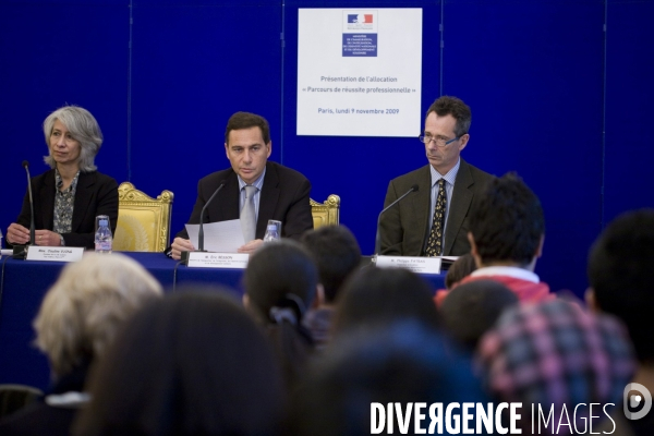 Eric BESSON, Ministre de l Immigration, de l intégration, de l identité nationale et du développement solidaire présente la création de l allocation financière  Parcours de réussite professionnelle , le PARP.