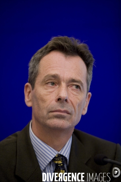 Eric BESSON, Ministre de l Immigration, de l intégration, de l identité nationale et du développement solidaire présente la création de l allocation financière  Parcours de réussite professionnelle , le PARP.