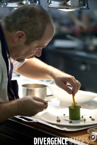 Gilles Goujon, le chef de l Auberge du Vieux Puit à Fontjoncouse dans l Aude, a été récompensé par les trois étoiles Michelin pour la première fois en 2010.