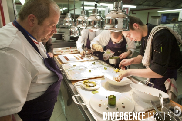 Gilles Goujon, le chef de l Auberge du Vieux Puit à Fontjoncouse dans l Aude, a été récompensé par les trois étoiles Michelin pour la première fois en 2010.