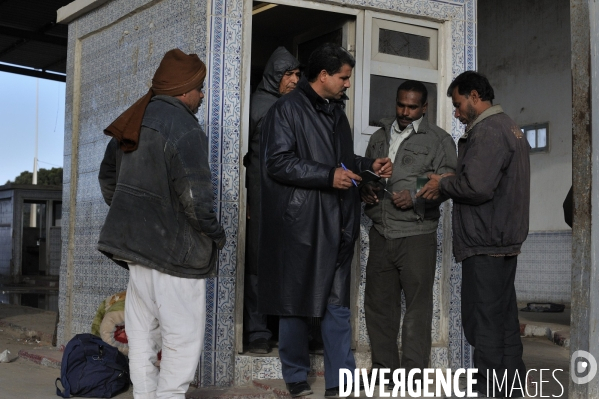 Refugies de libye au poste frontiere tuniso-libyien