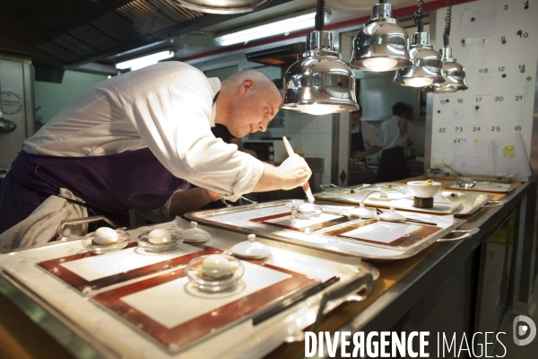 Gilles Goujon, le chef de l Auberge du Vieux Puit à Fontjoncouse dans l Aude, a été récompensé par les trois étoiles Michelin pour la première fois en 2010.