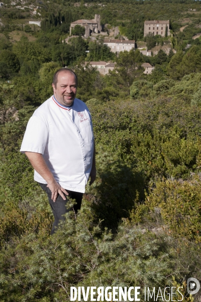Gilles Goujon, le chef de l Auberge du Vieux Puit à Fontjoncouse dans l Aude, a été récompensé par les trois étoiles Michelin pour la première fois en 2010.