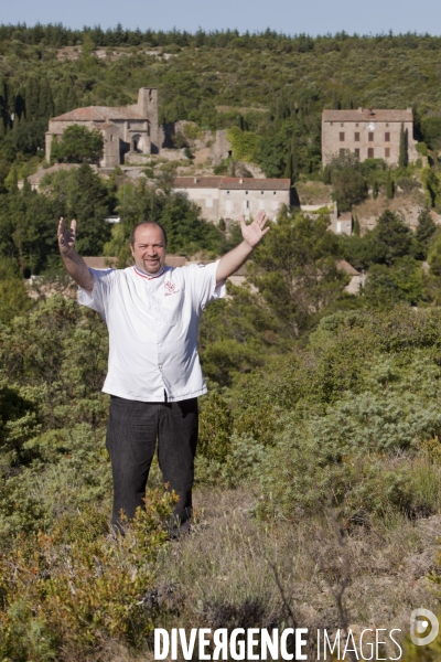 Gilles Goujon, le chef de l Auberge du Vieux Puit à Fontjoncouse dans l Aude, a été récompensé par les trois étoiles Michelin pour la première fois en 2010.