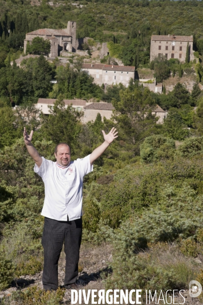 Gilles Goujon, le chef de l Auberge du Vieux Puit à Fontjoncouse dans l Aude, a été récompensé par les trois étoiles Michelin pour la première fois en 2010.