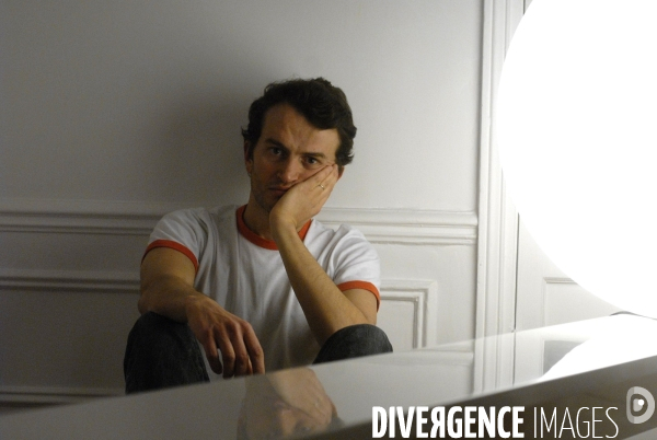Guillaume dasquie, journaliste mis en examen pour compromission du secret de la defense.