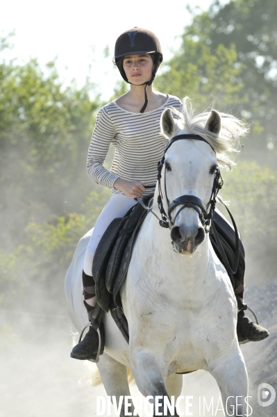 L enfant et les animaux : jeune cavalier à cheval. Children and animals: young horse rider.