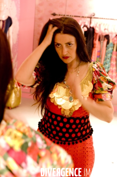 Rona Hartner actrice et realisatrice  : essayage de la robe Manoush qu elle portera au Festival de Cannes 2010