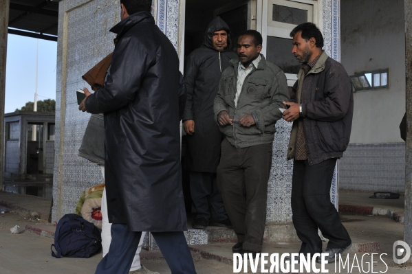 Refugies de libye au poste frontiere tuniso-libyien